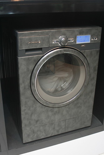 Superluxurious leather-clad washing machine from De Dietrich
