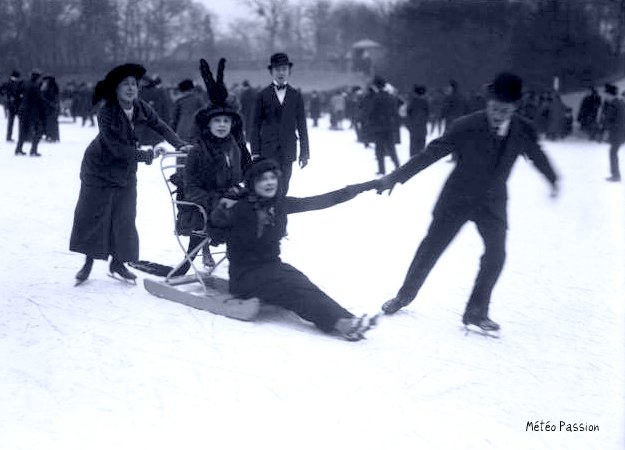 patinage sur les lacs gelés du Bois de Boulogne à Paris le 18 janvier 1914