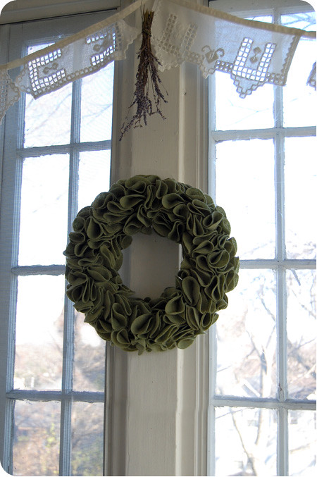 felt fridays - {craft}ernoon: felt wreath - final 1