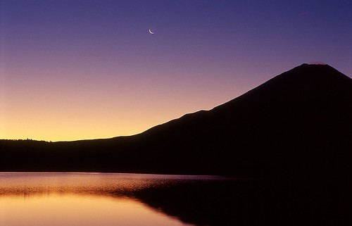 フリー写真素材|自然・風景|山|湖・池|月|夕日・夕焼け・日没|富士山|日本|