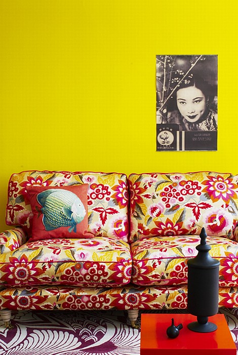 flower-sofa-yellow-wall-decor