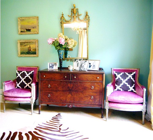 I was drawn to the black frames, nailhead trim and metallic accents