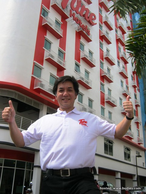 Tune Hotels GCEO Mark Lankester in front of Tune Hotels Kota Bharu on opening day 23 Jan 2011