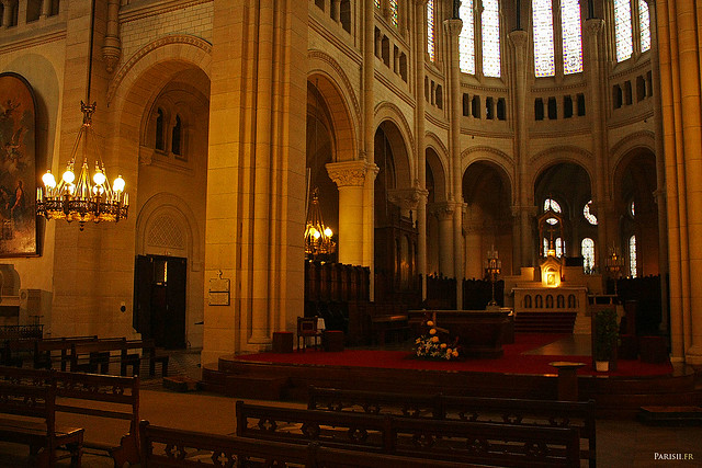 L'autel, au milieu du chœur de l'église