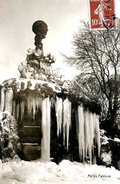 fontaine du Titan gelée à Béziers en janvier 1914