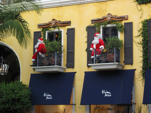 Two Santas on Rodeo Drive