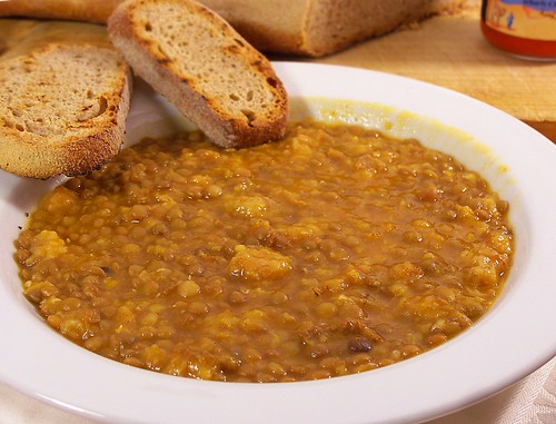 zuppa piccante di lenticchie e pane