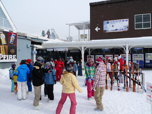滑雪場大廳外集合
