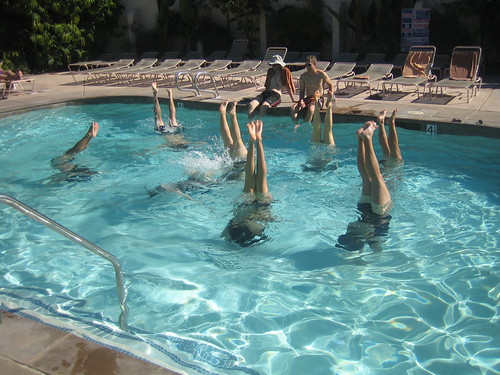 Why am I the only one that can't do a proper underwater handstand?