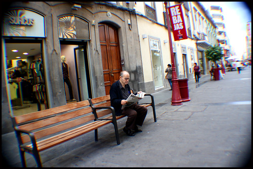 Un hombre lee en la calle
