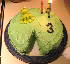 lilypad cake with fondant frog and crayon candles