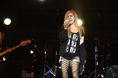 This is a wallpaper of Avril Lavigne Goodbye Lullaby Album Launch Showcase 