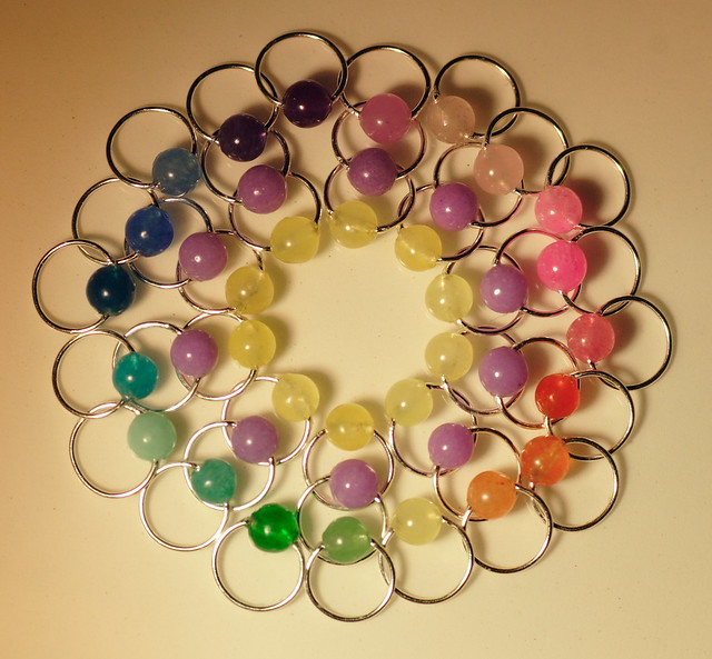 Nr. 22-11 - Jade - 10 lilla, 10 gule + 20 regnbue - tynn sølvfarget wire, 4,5 mm, rund.     IMG_4577