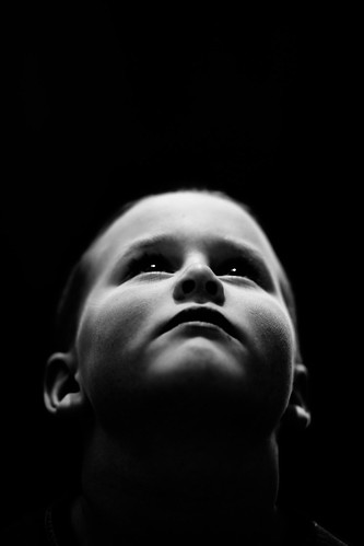 フリー写真素材|人物|子供|少年・男の子|見上げる|モノクロ写真|