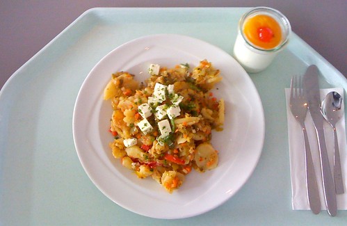 Kartoffelgeröstl mit Lauch und Schafskäse / Roasted potatoes with field garlic & feta