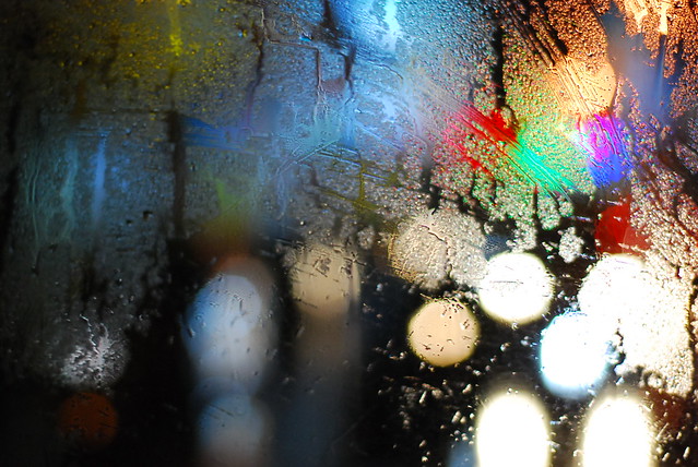 車窗 霓虹燈 雨景