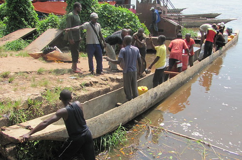 Loading the dugout in Ubundu