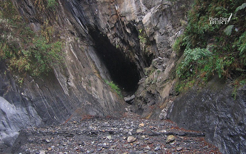 溪邊板岩間的洞穴