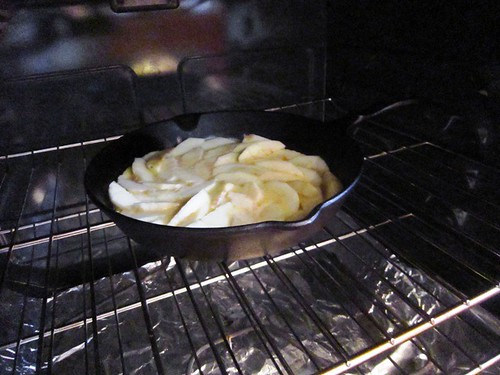 Apple pancake in the oven