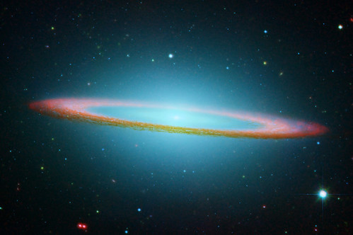 Galáxia Sombrero, localizada a aproximadamente 28 milhões de anos-luz de distância da Terra.