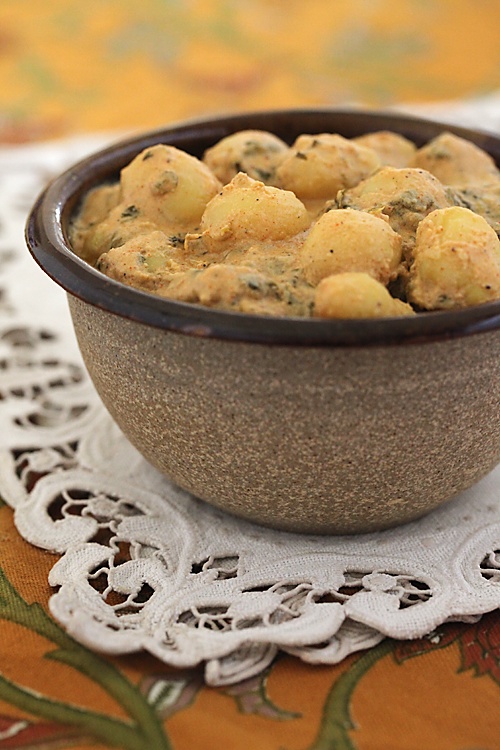 Baby Potatoes In Yogurt Gravy/Dahi Aloo