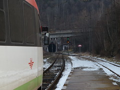 Einfahrt in den Eisenbahn-Tunnel bei Kopriwschtiza