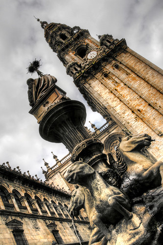 Cathedral tower and fountain. Santiago de Compostela. Torre de la catedral y fuente