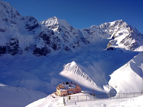 Die verschneite Schaubachhütte mit dem Ortler, dem Zebrù und der Königspitze im Hintergrund