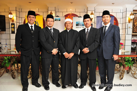Mudir Imam Muda musim yang ke-2, Dato' Hassan Mahmud Al-Hafiz bersama mursyid-mursyid Imam Muda musim yang ke-2