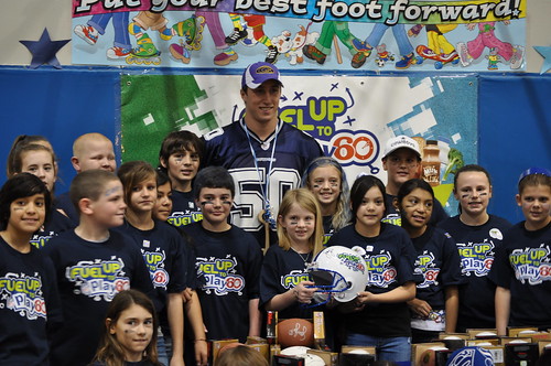 Children pose for a picture with Dallas Cowboys Sean Lee.