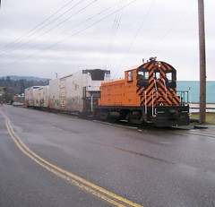 EPT 100 approaches 17th Ave with a East Portland-bound train