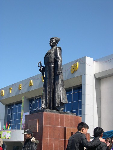 Bauirzhan Momishuly Statue ©  upyernoz