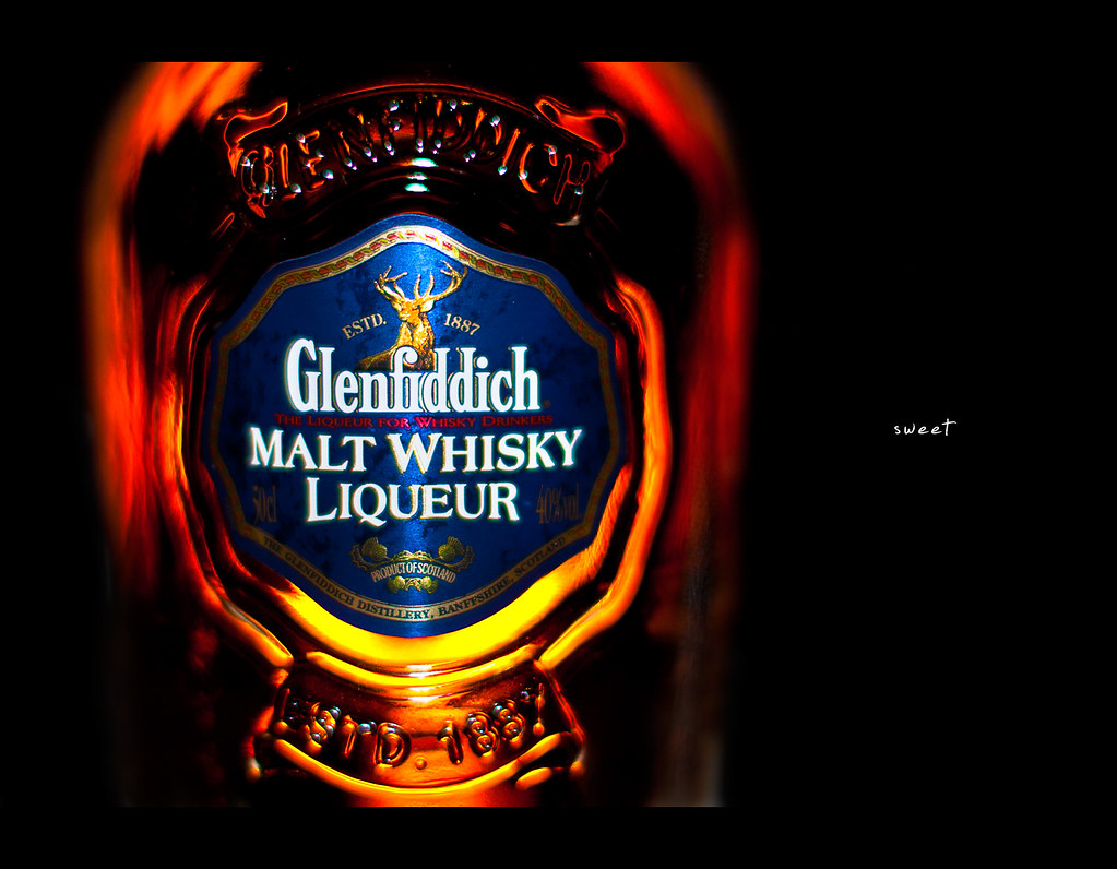Project 365, 263/365, Day 263, strobist, bokeh, glow, Glenfiddich, whisky, malt whisky liqueur, whiskey, on black, black background, Sigma 50mm F1.4 EX DG HSM, 50mm, 50 mm, 