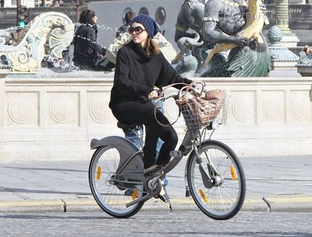 Default Jessica Alba , Biking and Shopping in Paris4_49b9010449391