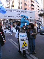 Rom 26.03.2011.: Ein Demoteilnehmer mit Wasserhahnmütze