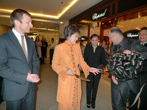 Dato Seri Dr Ng Yen Yen was asked to cut the ribbon with 