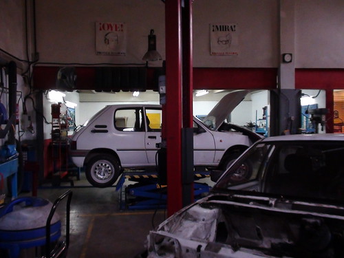 Foto del interior de uno de los talleres de reparación de vehículos del PCPI.