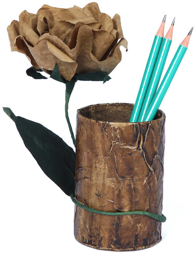 Porta Lápis com Flor de Caixa com Ramalhete de Saco de Cimento Reciclado by PARANOARTE