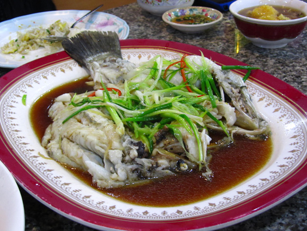 Pla kahpung neung see ew (steamed fish in soy sauce ปลากะพงนึ่งซีอิ๊ว)