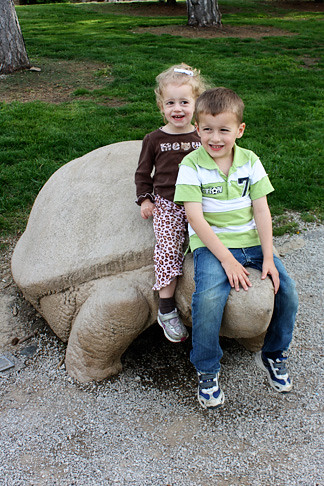 kids-on-baby-turtle