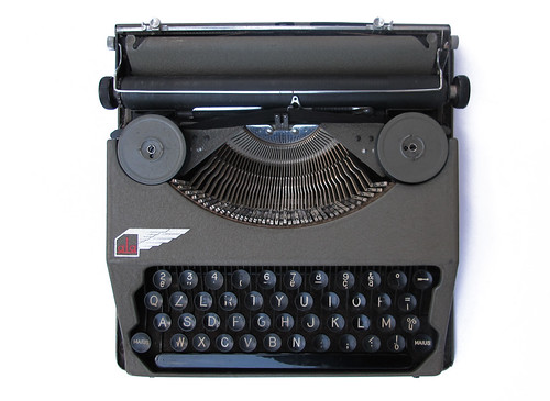 Ala portable typewriter (3)