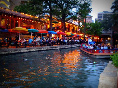Early weekday evening in San Antonio on the River