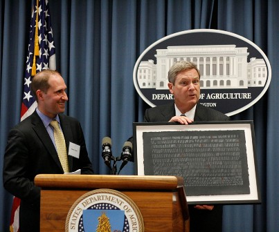 Secretary Vilsack receives an “Omer Counter” piece of artwork on behalf of the Department of Agriculture.  