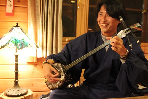 Hikaru Miyoshi playing shamisen 三味線を弾く三好輝さん