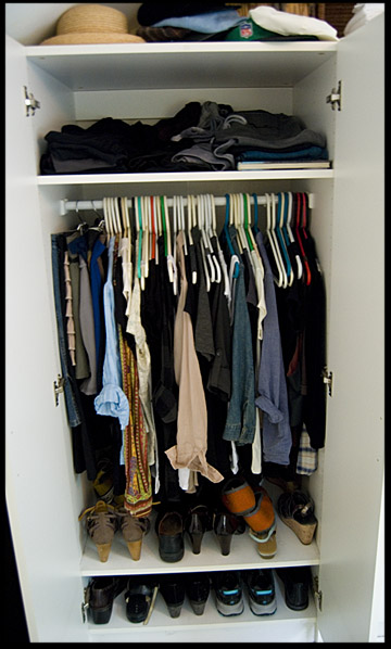 overcrowded-clothes-closet