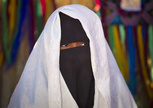 Tuareg veiled woman in desert - Libya