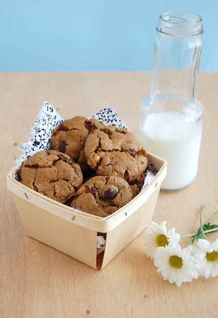 Flourless peanut butter and chocolate chip cookies / Cookies de manteiga de amendoim e gotas de chocolate (sem farinha)