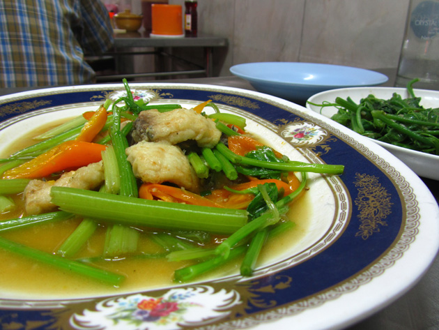 Stir fried fish with celery leaves (pad pla keun chai ผัดปลาคึ่นฉ่าย)