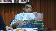 青規師劉哲瑋指出南門里的綠地一點也不開放。圖片來自：OURs專業者都市改革組織。