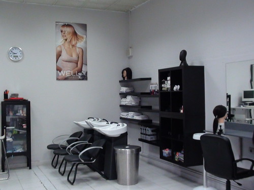 Lugar donde se realizan las prácticas de auxiliar de peluquería. En la fotografía se muestra donde se lava la cabeza y algunos armarios.